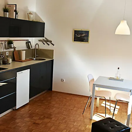 Cosy Flat And Charming Balcony In A Pedestrian Zone Belgrade